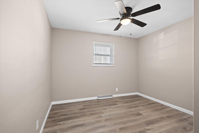 Building Photo - 6 Manor Dr