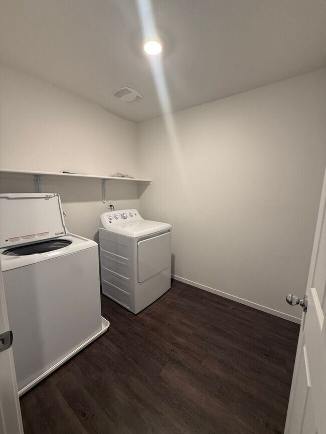 Building Photo - 3-Bed, 2.5-Bath Townhome in North Reno