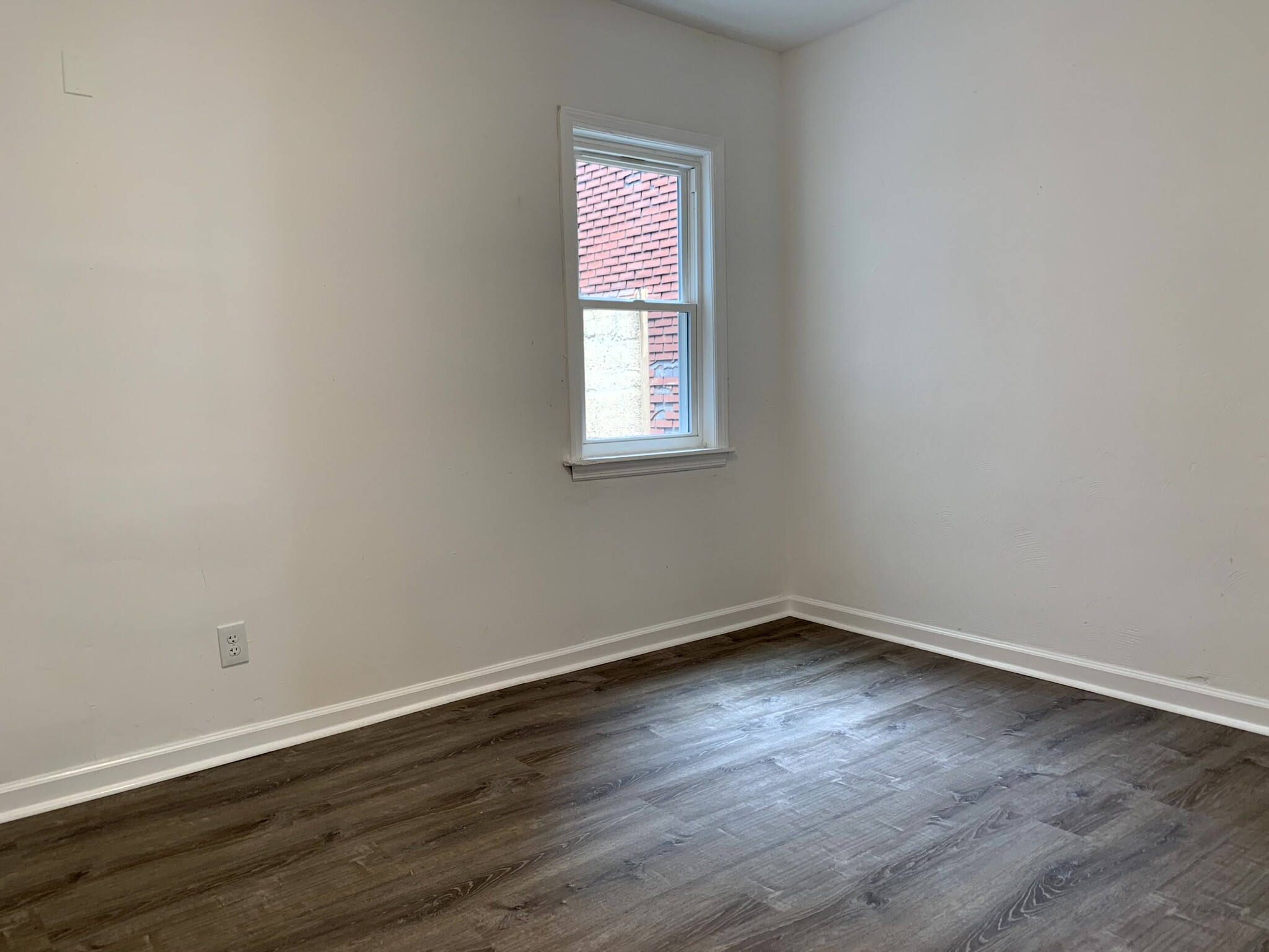 Building Photo - 411 Sample St