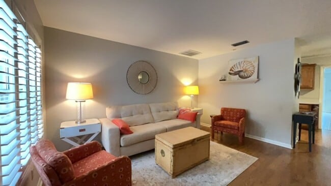 Building Photo - Island House-Close to Everything! Fully Furnished!