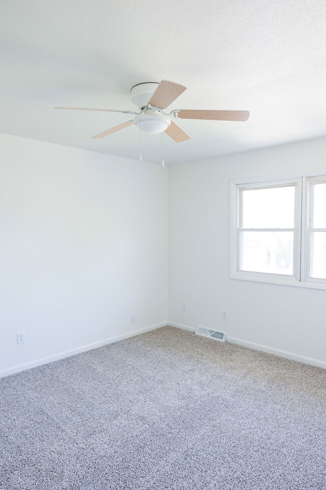 Building Photo - 4446 Park Lawn Dr