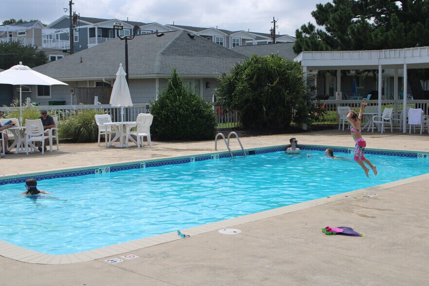 Spacious pool in courtyard - 5602 Atlantic Ave