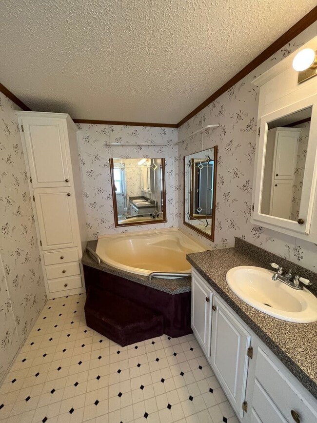 Building Photo - 3 Bedroom Mobile Home with Carport in Billings Heights