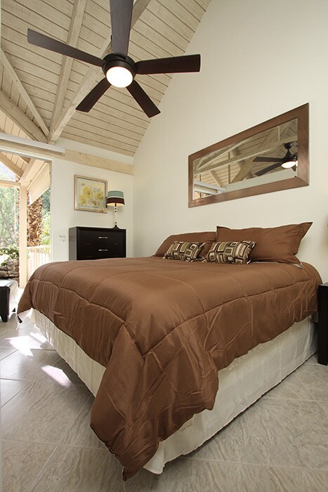 King size bed w/power bed base - 78130 Cortez Ln