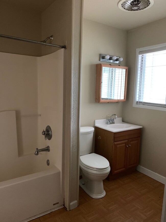 Building Photo - 733 Parkview St