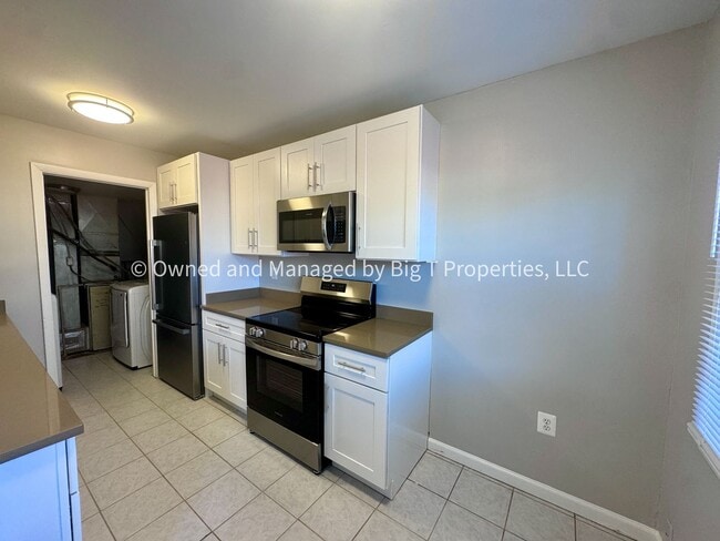 Building Photo - Coming soon* Cute Townhouse between Woodbridge and Triangle