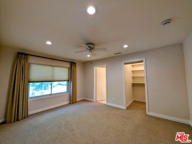 Building Photo - 430 Via Colinas