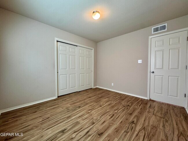 Building Photo - 3813 Loma Dante
