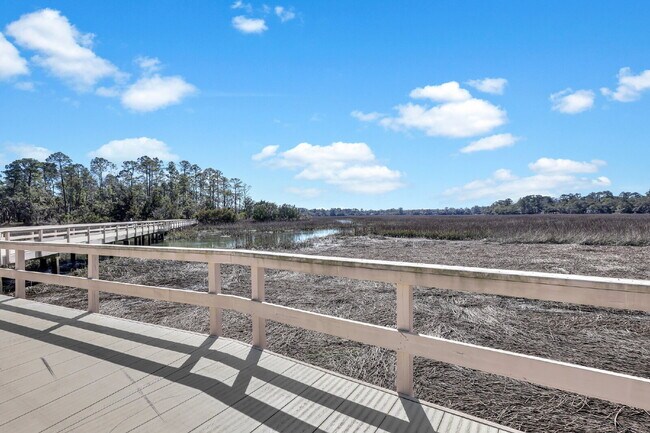 Building Photo - "Coastal Comfort Awaits: Spacious 3-Bed, 3-Bath Furnished Retreat in Moss Creek on the Marsh!"