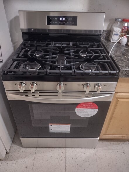 Stove - 11257 S Cedar View Cir
