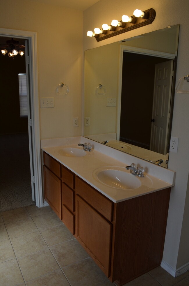 Building Photo - HUGE 5 BEDROOM HOME IN SAVANNAH HEIGHTS!