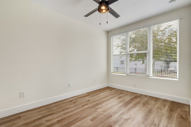 Building Photo - Luxurious 3 Bedroom Condo with Spacious La...