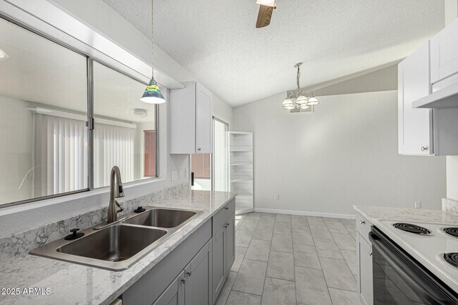 Building Photo - 1813 E Grandview Rd