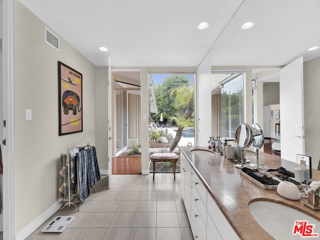 Building Photo - 3835 Sapphire Dr