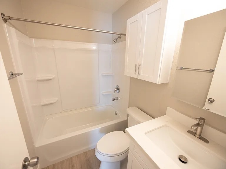 Building Photo - 476 E Linda Ave