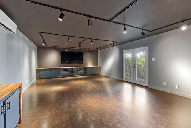 Building Photo - 103 Comet