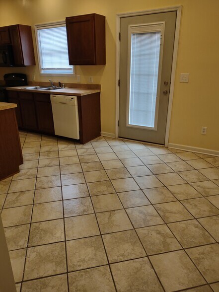 kitchen - 828 Melanie Ln