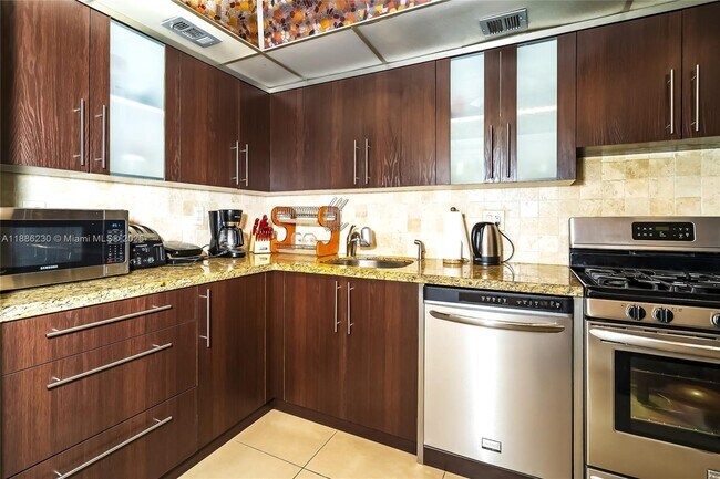 Building Photo - 2030 S Ocean Dr
