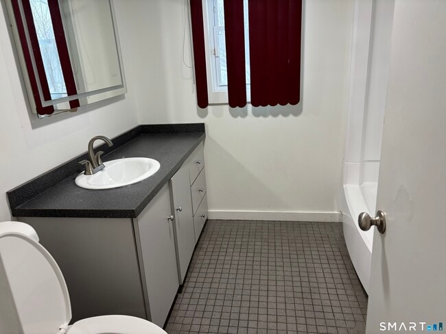 Building Photo - 14 Thill St