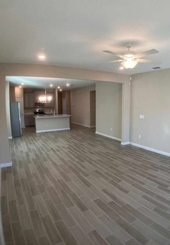 Building Photo - Comfortable 3 Bedroom Home With Great Outd...
