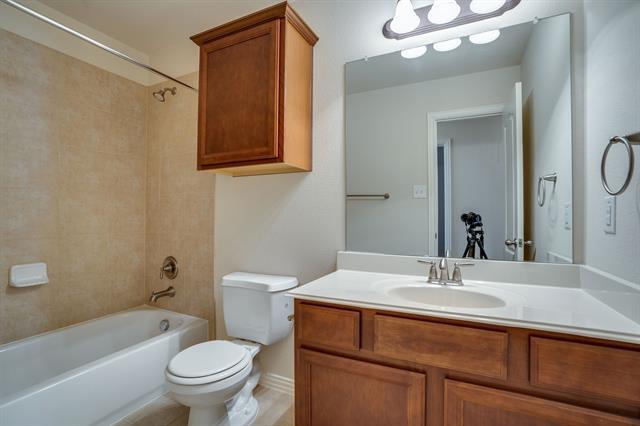 Building Photo - 7747 Ivanhoe Dr