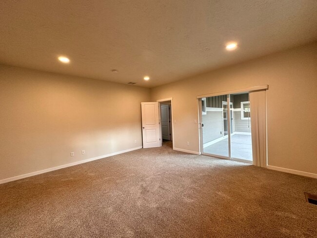 Building Photo - 742 NE Union Loop