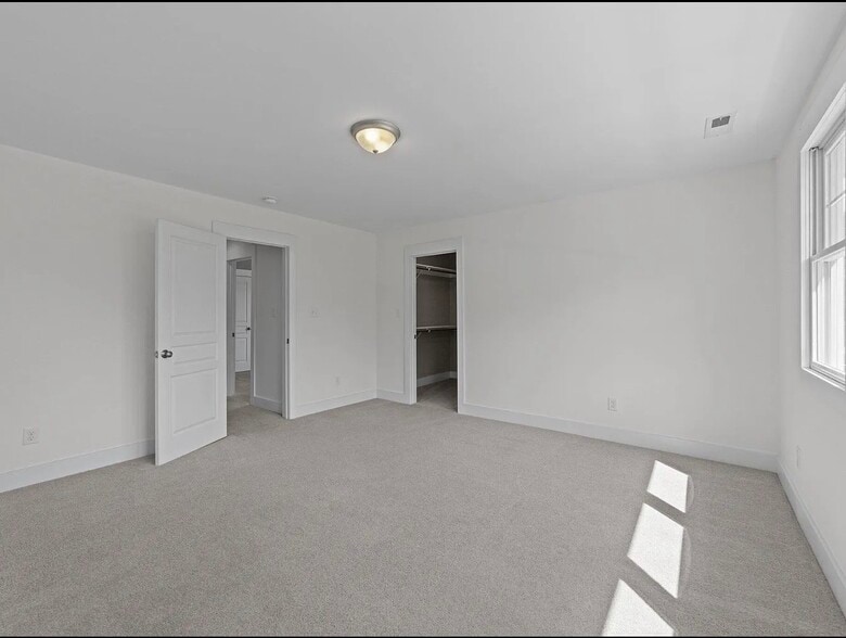 Private Bedroom - 1011 Parker St