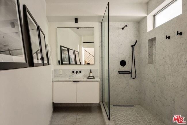 Building Photo - 913 Milwood Ave