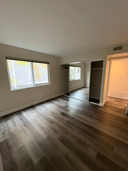 Building Photo - 16 S Knoll Rd