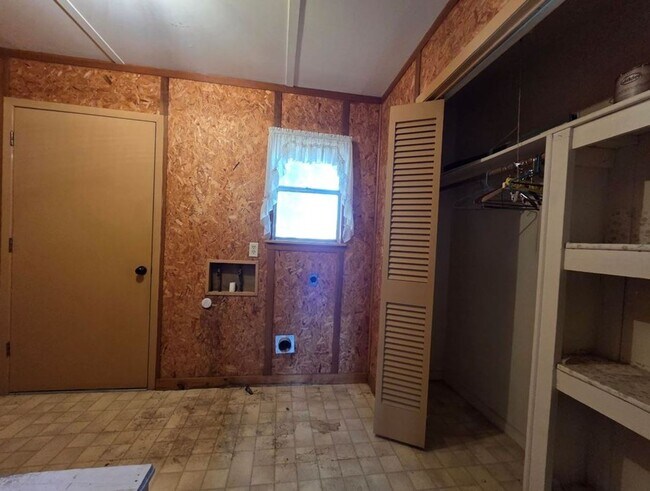 Building Photo - FOR LEASE!!