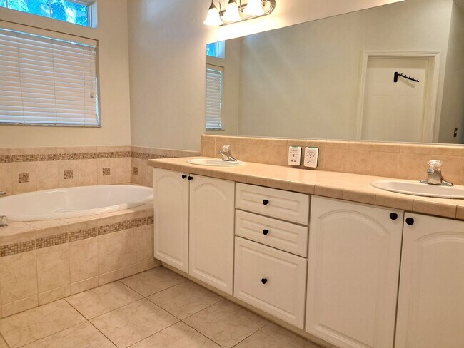 Building Photo - Charming 3/2 Bungalow