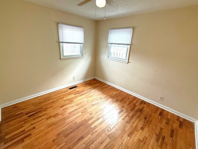 Building Photo - Darling 2 bedroom 1 level with Central Air!