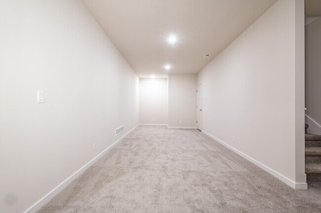 Building Photo - Top Of The Line Newly Built Duplex!