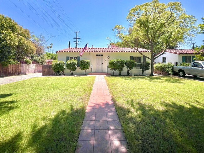 Building Photo - Cozy 2-Bedroom Home in San Bernardino $2,6...