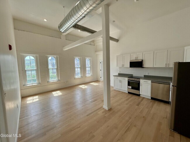 Building Photo - 155 River St