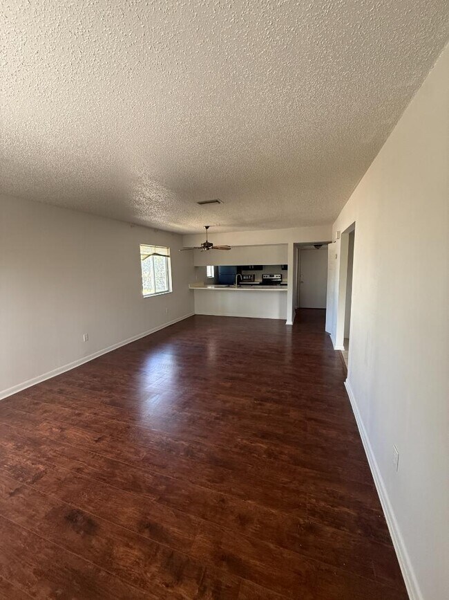 Building Photo - 136 Country Club Dr