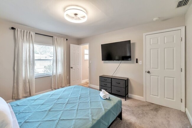 Building Photo - 3202 E Jean St