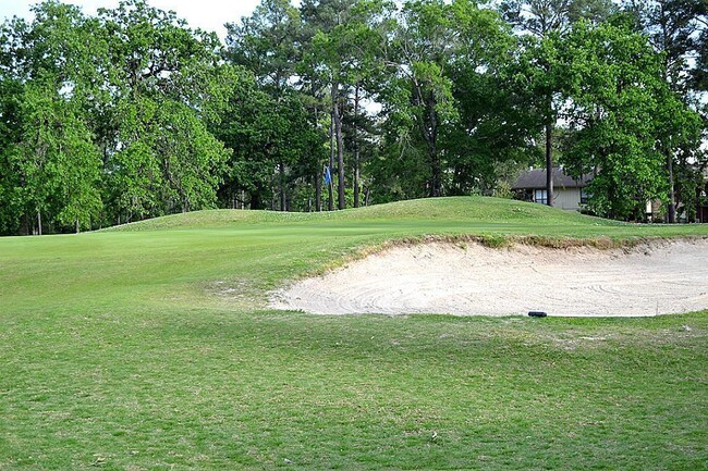 Building Photo - 15919 Golf Club Dr