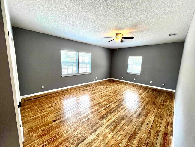 Building Photo - 804 W 2nd St