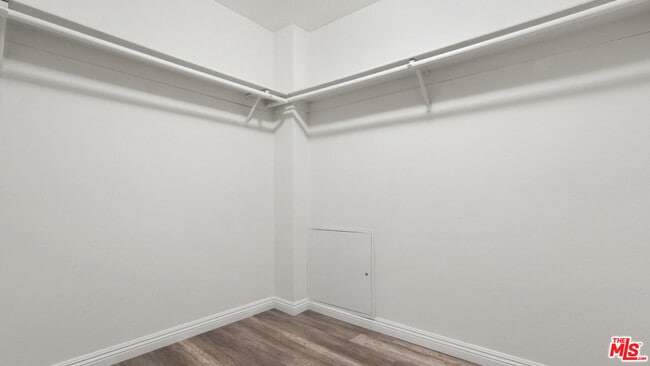 Building Photo - 420 Riverdale Dr