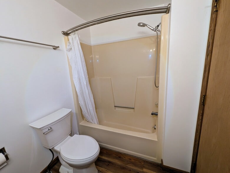 shower - 2043 Hilltop Dr