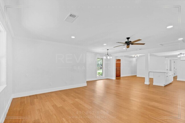 Building Photo - Newly Renovated 3 Bed / 2.5 Bath with Doub...