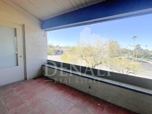 Building Photo - 3750 N Country Club Rd