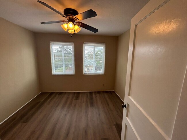 Building Photo - Vintage Charm in Cortez Hills!