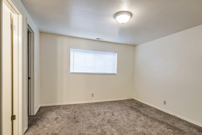 Building Photo - 1671 Hickory Ln