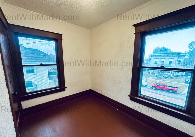 Building Photo - 820 W 2nd St