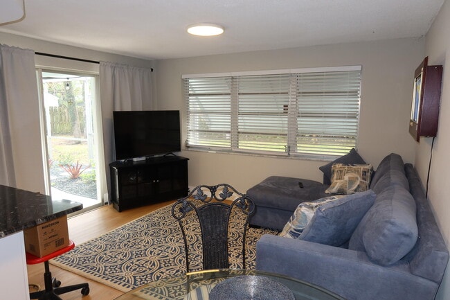 Building Photo - 1001 SW 12th Terrace