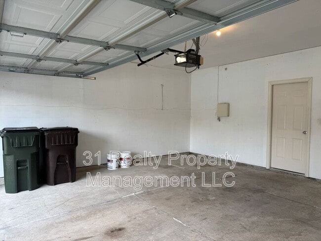 Building Photo - 900 Englewood Ln