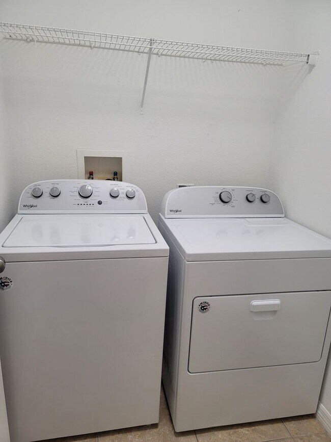 Building Photo - Home is in the Heart of New Tampa