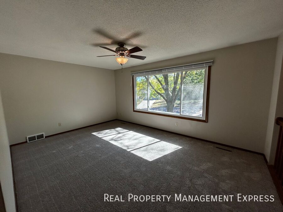 Building Photo - 3 Bedroom 2 Bathroom Home with a Fireplace...
